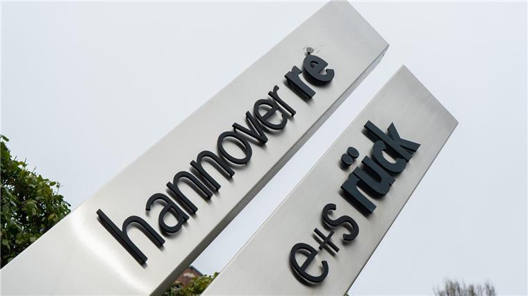 Hannover Rück sieht sich auf Kurs zu Rekordgewinn Ein Schild der Hannover Rück steht vor dem Hauptsitz der Versicherung.