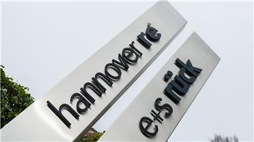 Ein Schild der Hannover Rück steht vor dem Hauptsitz der Versicherung.