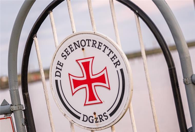 Ein Schild der Seenotretter der DGzRS (Deutsche Gesellschaft zur Rettung Schiffbrüchiger) an einem Tor. Im Wattenmeer retteten die Seenotretter einen Kitesurfer.