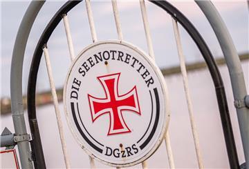 Ein Schild der Seenotretter der DGzRS (Deutsche Gesellschaft zur Rettung Schiffbrüchiger) an einem Tor. Im Wattenmeer retteten die Seenotretter einen Kitesurfer.