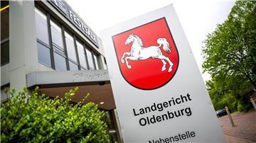 Verständigung im Prozess um frühere „Gorch Fock“-Werft Ein Schild des Landgerichts Oldenburg steht vor den Weser-Ems-Hallen, einem Veranstaltungszentrum, in Oldenburg.