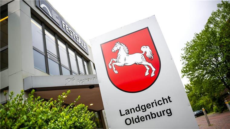 Bewährungsstrafe im Verfahren um „Gorch Fock“-Werft Ein Schild des Landgerichts Oldenburg steht vor den Weser-Ems-Hallen.