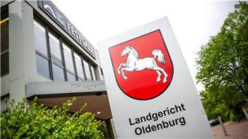 Bewährungsstrafe im Verfahren um „Gorch Fock“-Werft Ein Schild des Landgerichts Oldenburg steht vor den Weser-Ems-Hallen.