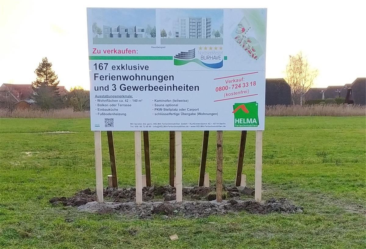 Butjadingen: Erweiterung des Ferienparks am Meer rückt näher Ein Schild direkt an der Straße Am Deich wirbt jetzt für den Verkauf der Ferienwohnungen und von drei Gewerbeeinheiten.