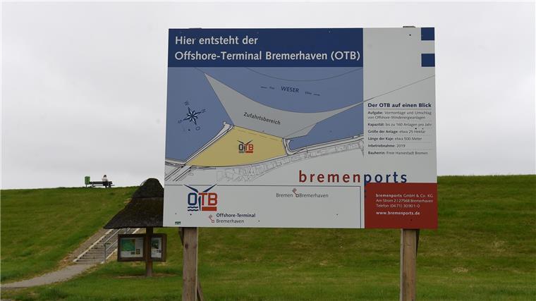 Ein Schild hatte lange auf den geplanten Bau eines Offshore-Terminals (OTB) hingewiesen. Das Projekt scheiterte. Nun erhebt die Bremerhaven-CDU Vorwürfe. (Symbolbild)
