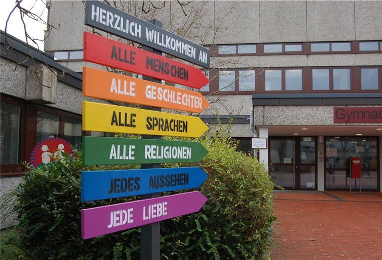 Ein Schild in Regenbogenfarben heißt alle Menschen im Braker Gymnasium willkommen. Auch so setzen die Schülerinnen und Schüler ein Zeichen, dass sie gegen Rassismus und Ausgrenzung sind.