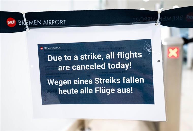 Streik am Flughafen: In Bremen startet am Montag kein Flieger Ein Schild informiert über den Streik am Flughafen Bremen.