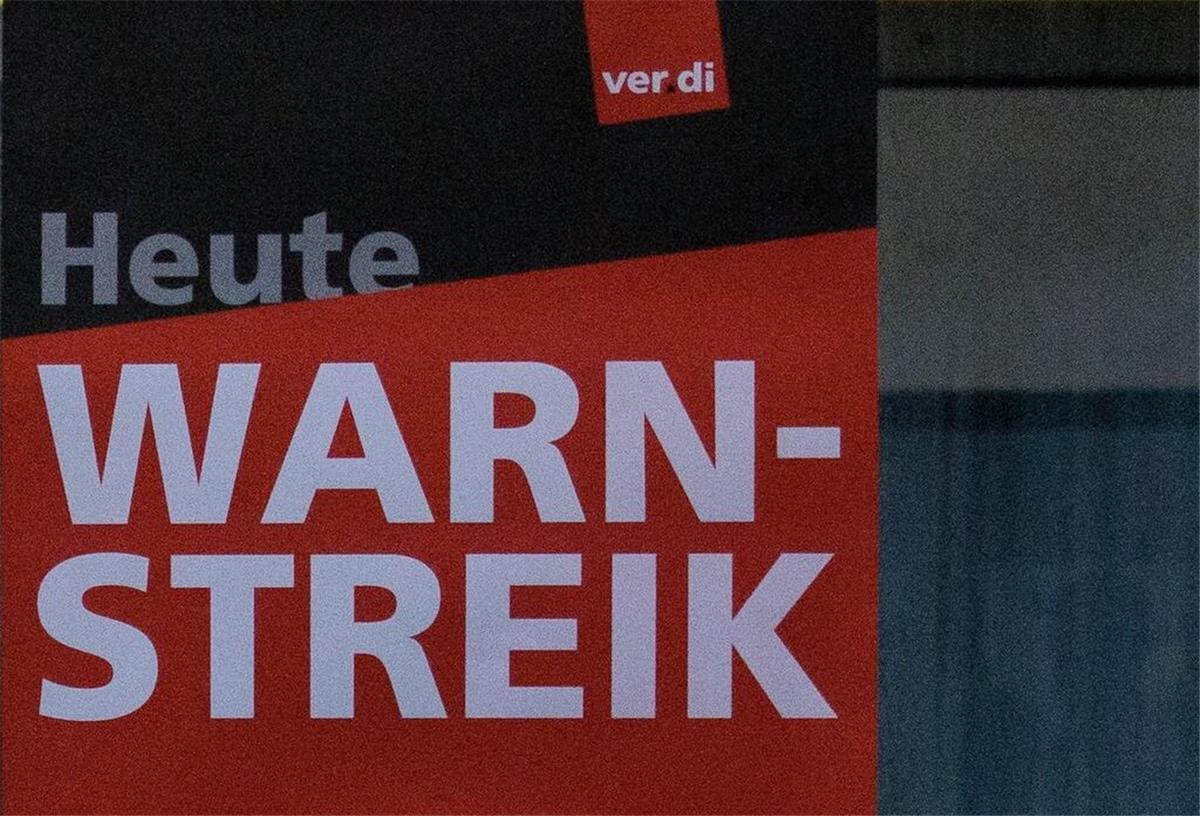 Ein Schild mit dem Text „Heute Warnstreik“ der Gewerkschaft Verdi. Auch im öffentlichen Dienst in Bremerhaven wird am Freitag gestreikt.