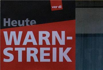 Ein Schild mit dem Text „Heute Warnstreik“ der Gewerkschaft Verdi. Auch im öffentlichen Dienst in Bremerhaven wird am Freitag gestreikt.