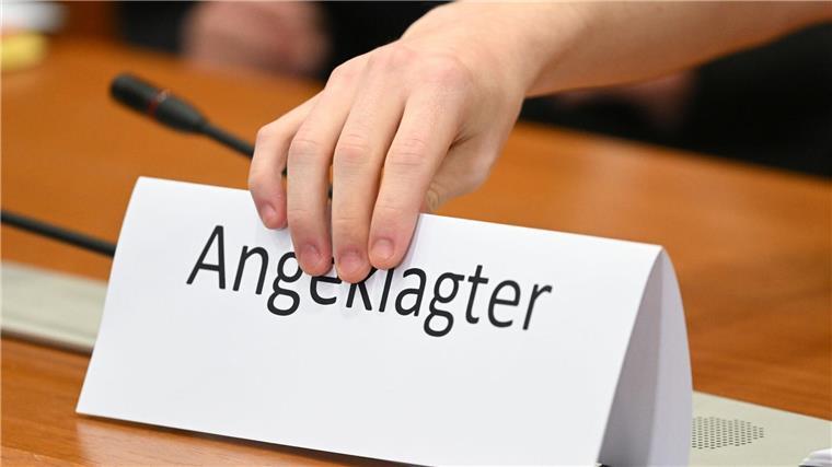 Erzieher unter Verdacht: Ministerium will Fall auswerten Ein Schild mit der Aufschrift „Angeklagter“ wird auf die Gerichtsbank gestellt.