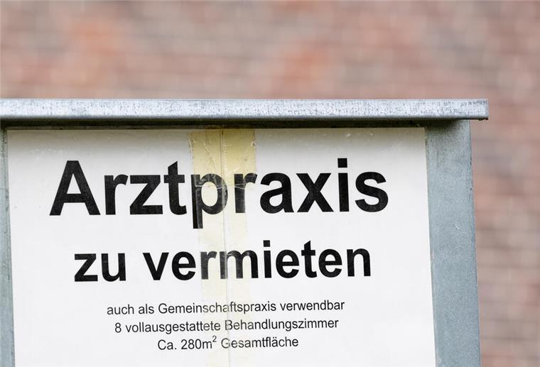 Ein Schild mit der „Aufschrift Arztpraxis zu vermieten“ findet man immer häufiger im Landkreis Cuxhaven. Nun macht eine weitere Landarztpraxis in der Gemeinde Loxstedt dicht. (Symbolbild)