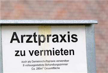 Ein Schild mit der „Aufschrift Arztpraxis zu vermieten“ findet man immer häufiger im Landkreis Cuxhaven. Nun macht eine weitere Landarztpraxis in der Gemeinde Loxstedt dicht. (Symbolbild)