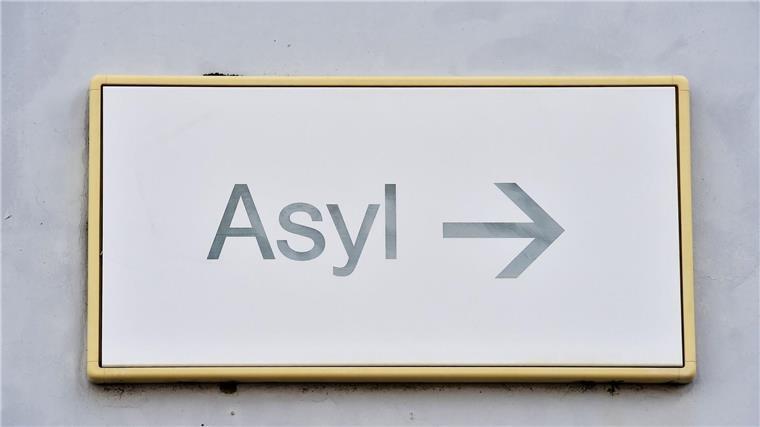 Flüchtlingsrat: Politik beerdigt ihre Willkommenskultur Ein Schild mit der Aufschrift „Asyl“ hängt an einer Wand.