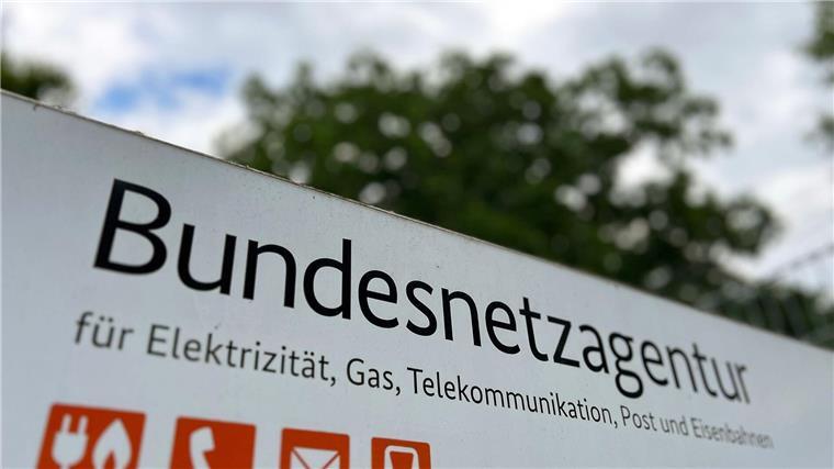 Ein Schild mit der Aufschrift „Bundesnetzagentur“ steht vor dem Eingang des Dienstsitzes der Regulierungsbehörde.