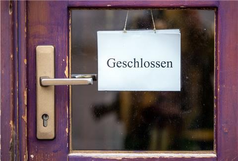 Ein Schild mit der Aufschrift "Geschlossen" hängt an der Tür eines Ladengeschäfts. Der Leiter des Krisenstabes fürchtet, dass das noch lange so bleiben wird.