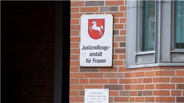 Ein Schild mit der Aufschrift „Justizvollzugsanstalt für Frauen“ ist am Eingang des Gefängnisses in Vechta zu sehen.