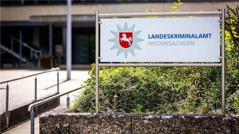 Ein Schild mit der Aufschrift „Landeskriminalamt Niedersachsen“ ist im Eingangsbereich der Behörde zu sehen.