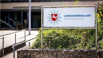 Ein Schild mit der Aufschrift „Landeskriminalamt Niedersachsen“ ist im Eingangsbereich der Behörde zu sehen.