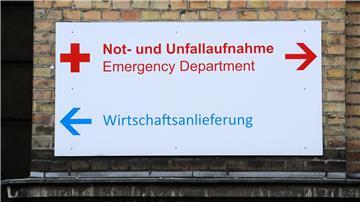 Ein Schild mit der Aufschrift „Not- und Unfallaufnahme“ sowie „Wirtschaftsanlieferung“ hängt am Krankenhaus Diakovere Henriettenstift.