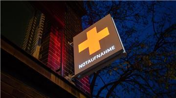 Ein Schild mit der Aufschrift „Notaufnahme“ hängt an einem Krankenhaus.