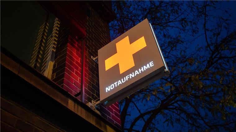 Mann stirbt nach Hunde-Angriff im Krankenhaus Ein Schild mit der Aufschrift „Notaufnahme“ hängt an einem Krankenhaus.