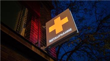 Ein Schild mit der Aufschrift „Notaufnahme“ hängt an einem Krankenhaus.