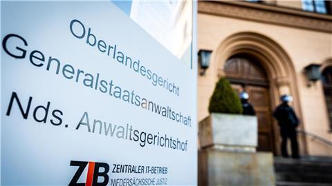 Ein Schild mit der Aufschrift „Oberlandesgericht - Generalstaatsanwaltschaft - Nds. Anwaltsgerichtshof“.