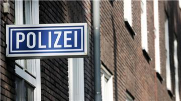 Ein Schild mit der Aufschrift „Polizei“ hängt an einem Polizeipräsidium.
