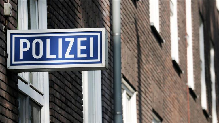 Nach Obduktion: Unfall Ursache für Tod von Frau in Parkhaus Ein Schild mit der Aufschrift „Polizei“ hängt an einem Polizeipräsidium.