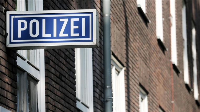 Bestechlichkeit bei Anti-Geldwäsche-Behörde? Ermittlung Ein Schild mit der Aufschrift „Polizei“ hängt an einem Polizeipräsidium.
