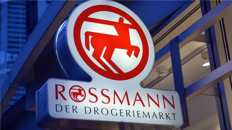 Ein Schild mit der Aufschrift „Rossmann - Der Drogeriemarkt“.