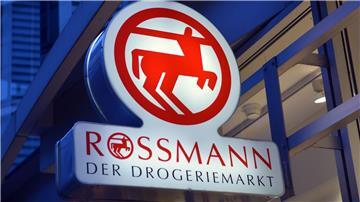 Ein Schild mit der Aufschrift „Rossmann - Der Drogeriemarkt“.