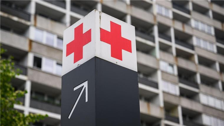 Ein Schild mit einem roten Kreuz weist den Weg zur Notaufnahme des Klinikums Region Hannover.