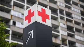 Ein Schild mit einem roten Kreuz weist den Weg zur Notaufnahme des Klinikums Region Hannover.