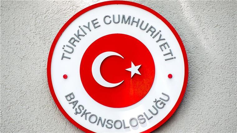 Ein Schild mit türkischer Flagge hängt am türkischen Konsulat in der Nordstadt.