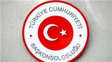 Ein Schild mit türkischer Flagge hängt am türkischen Konsulat in der Nordstadt.