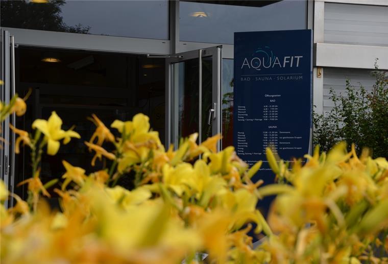 Ein Schild steht am Eingang zum Hallenbad Aquafit. Für dessen Sanierung gibt es jetzt Geld vom Land.