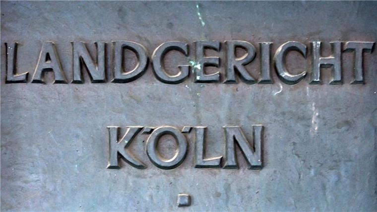 Junge Männer sollen 85-Jährigen bei Überfall ermordet haben Ein Schild weißt auf das Landgericht in Köln hin. Wegen Mordes an einem 85-Jährigen und versuchten Raubes mit Todesfolge stehen seit Dienstag ein 20- und ein 21-Jähriger vor dem Kölner Landgericht.