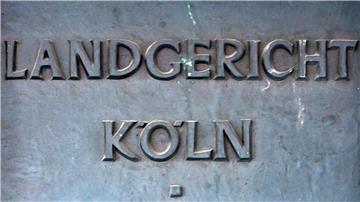 Junge Männer sollen 85-Jährigen bei Überfall ermordet haben Ein Schild weißt auf das Landgericht in Köln hin. Wegen Mordes an einem 85-Jährigen und versuchten Raubes mit Todesfolge stehen seit Dienstag ein 20- und ein 21-Jähriger vor dem Kölner Landgericht.