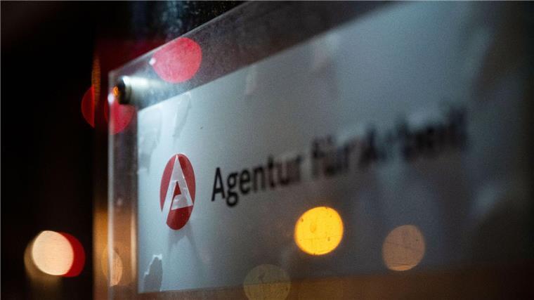 Ein Schild weist auf die Agentur für Arbeit hin.