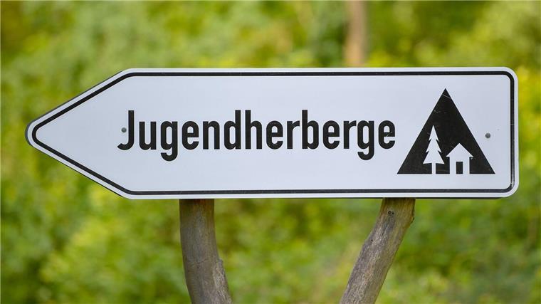 Planung von Klassenfahrten soll leichter werden Ein Schild weist auf eine Jugendherberge hin.