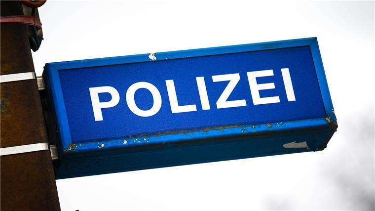 Manche Bremer Bereitschaftspolizisten dürfen Taser nutzen Ein Schild weist auf eine Polizeistelle hin.