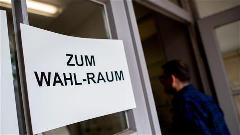 Ein Schild weist auf einen Wahlraum für die Bürgerschaftswahl in einem Wahllokal im Stadtteil Vegesack hin.