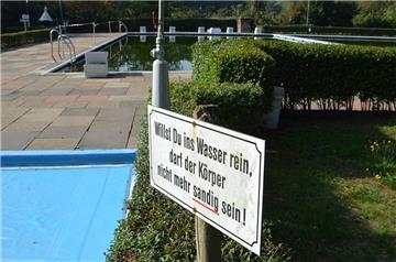 Ein Schild weist Besucher darauf hin, dass sie vorm Schwimmen duschen sollen. Doch sandige Gäste sind derzeit das geringste Problem im Freibad Kirchtimke. 