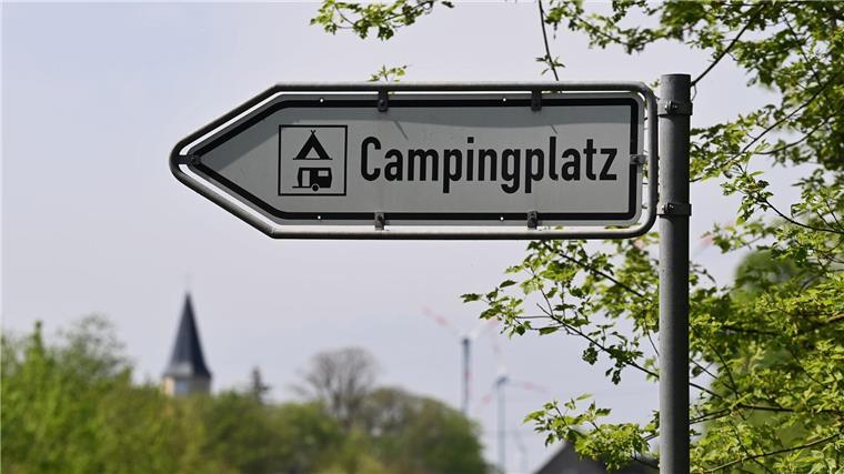 Camping-Boom in Deutschland: Niedersachsen weit vorn dabei Ein Schild weist den Weg zu einem Campingplatz.
