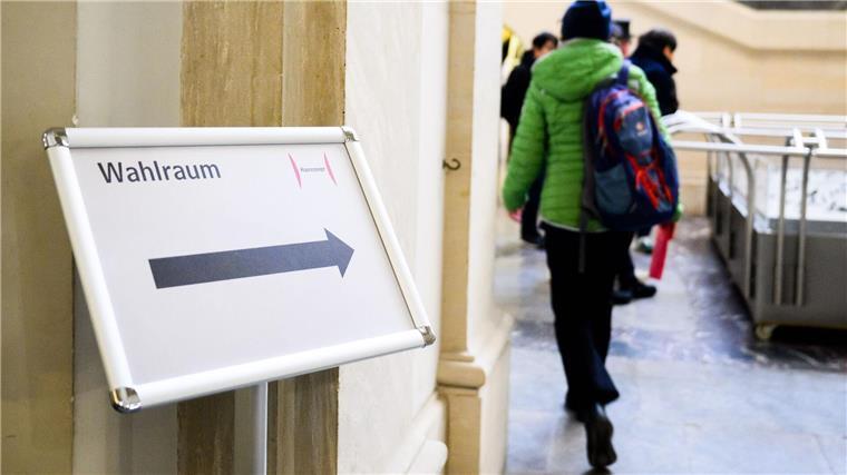 Briefwahl in Niedersachsen läuft - teils großer Andrang Ein Schild weist den Weg zum Wahlraum der Briefwahlstelle im Neuen Rathaus für die Bundestagswahl 2025.
