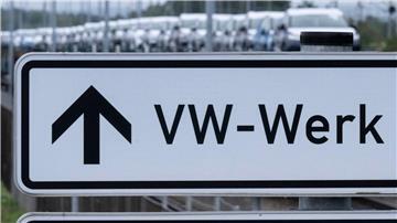 Ein Schild weist den Weg zum Werk von Volkswagen in Zwickau.