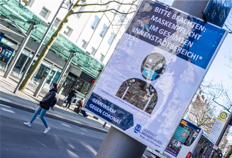 Ein Schild weist in der Bremerhavener Fußgängerzone auf die Maskenpflicht in der Innenstadt hin. Bald könnte es wieder abgebaut werden.