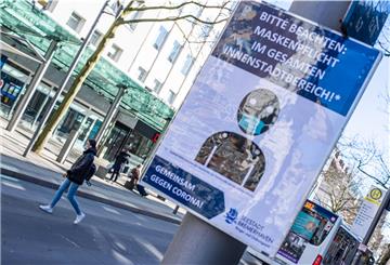 Ein Schild weist in der Bremerhavener Fußgängerzone auf die Maskenpflicht in der Innenstadt hin. Bald könnte es wieder abgebaut werden.