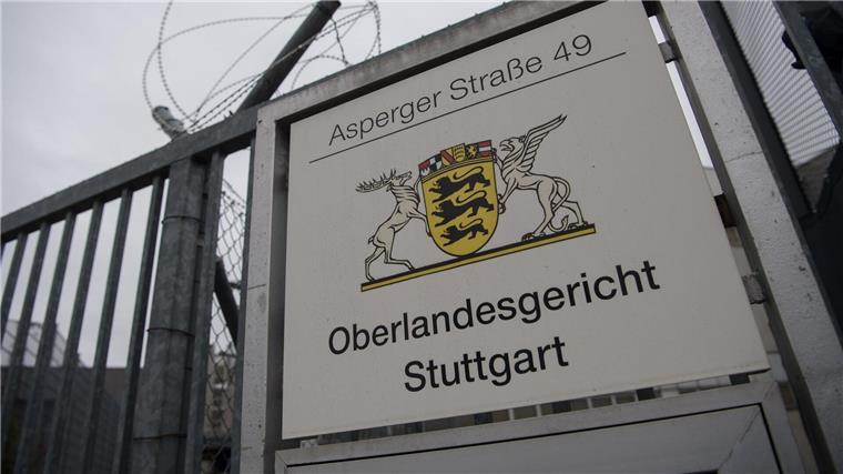 Ein Schild weist in Stuttgart-Stammheim auf das Oberlandesgericht hin.